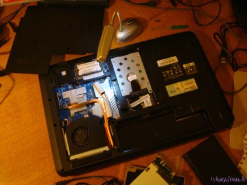 05mai/ssd_remplacement _ tuto 2011 - laptop acer remplacement hard drive to solid state drive (2) baie du disque dur 2 ouverte